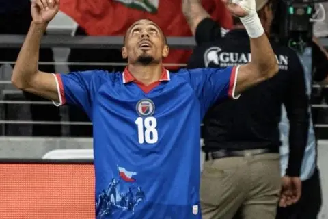 إشارة حربية.. منتخب هايتي يضطر إلى تعديل قميصه في كأس العالم